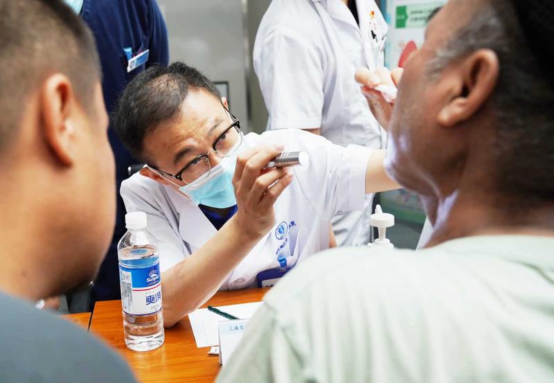 上海专家针对不同病症为群众精准答疑、细致分析病情，给出诊疗建议。克拉玛依融媒记者 马丽莎 摄