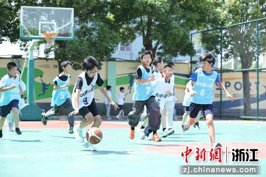 浙江南浔双林镇镇西小学“全员走班微赛”。双林镇供图 浙江南浔双林镇镇西小学“全员走班微赛”。双林镇供图