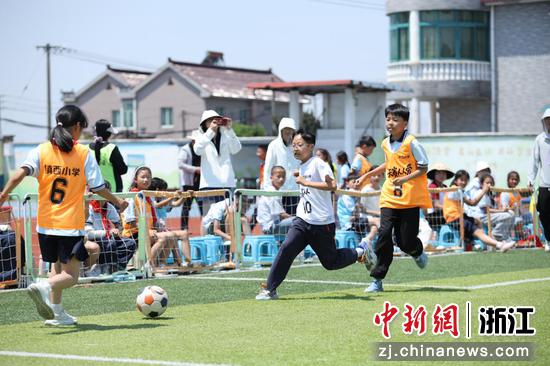 浙江南浔双林镇镇西小学“全员走班微赛”。双林镇供图 浙江南浔双林镇镇西小学“全员走班微赛”。双林镇供图
