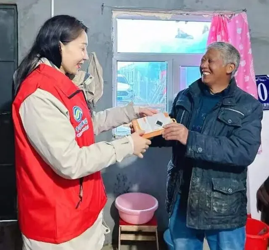 帕拉沙提・赛力克正在给相关工作人员办手机号e