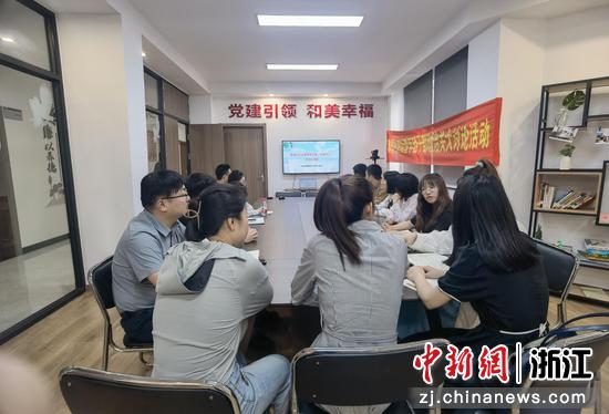 浙江南浔和孚镇,青年学习理论知识。和孚镇供图 浙江南浔和孚镇,青年学习理论知识。和孚镇供图