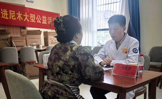 北京京煤集团总医院消化中心科主任肖健存正在询问患者情况。