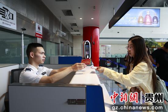 遵义茅台机场航站楼，大厅内客流有序、值机、安检秩序井然。