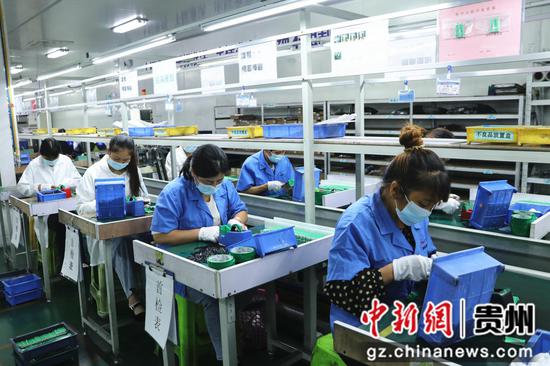 贵州贵航新能源科技有限公司 工人正在赶制订单。李金苗摄