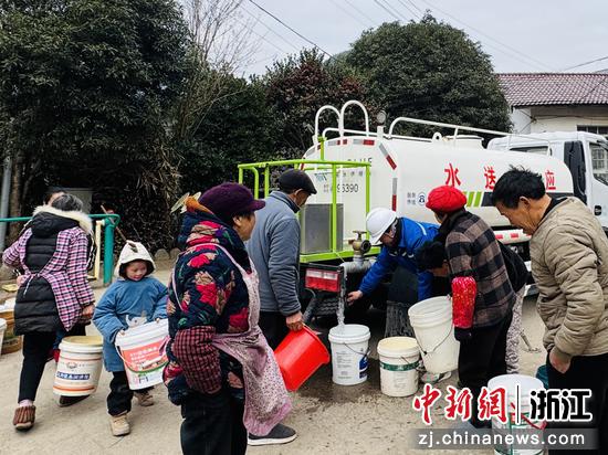日前，丽水排水为百姓开展应急送水。陈麒元&nbsp;供图