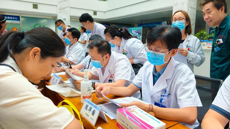 7月26日，“沪疆同心·健康同行”上海援疆医疗队大型义诊活动在市第二人民医院（市康复医院）开展。克拉玛依融媒记者 马丽莎 摄