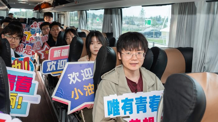 新员工乘坐接驳车辆前往报到大厅。新疆石油报记者 冶表 摄
