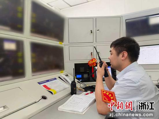 芦广鑫在控制台工作。金温铁道公司 供图 芦广鑫在控制台工作。金温铁道公司 供图