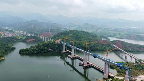 图为航拍黄百铁路那蒙澄碧河特大桥。 莫小斌 摄 图为航拍黄百铁路那蒙澄碧河特大桥。 莫小斌 摄