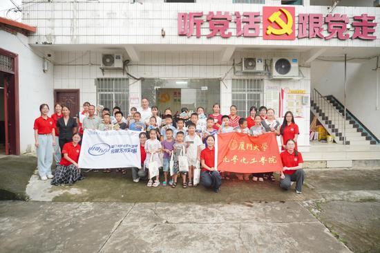 图为实践队在龙头村开展趣味科普活动。董奇 摄 图为实践队在龙头村开展趣味科普活动。董奇 摄