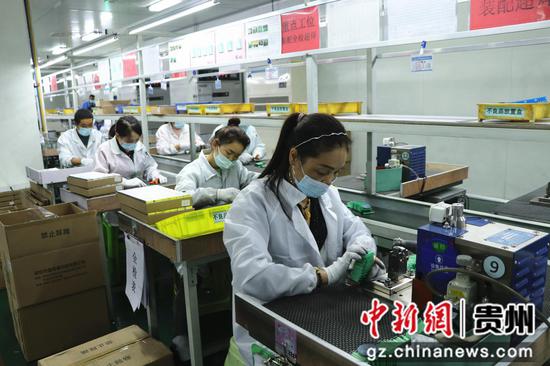 贵州贵航新能源科技有限公司 工人正在赶制订单。李金苗摄