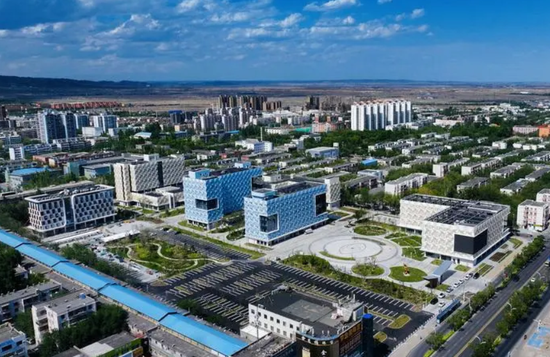 作为北疆区域科技创新中心的核心载体，未来产业科技园于2025年7月投用，成为克拉玛依“产业升级+城市更新”的双重地标。崔文娟 摄