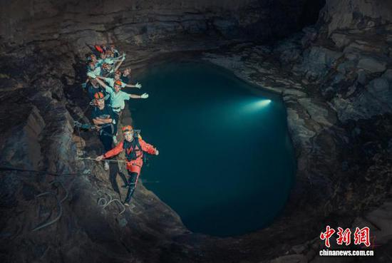 图为绥阳县十二背后景区的双河洞洞穴飞拉达。　遵义市文化旅游局供图