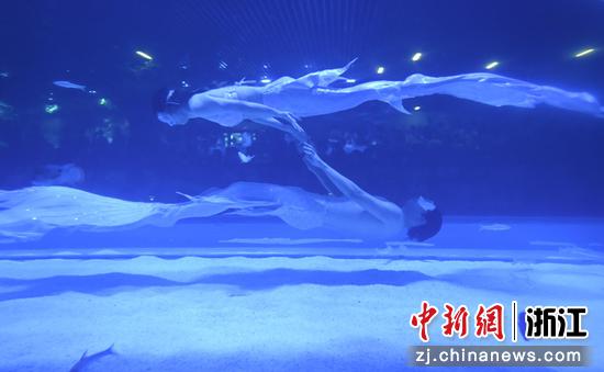 图为：“美人鱼”表演亮相水族公园。王刚 摄