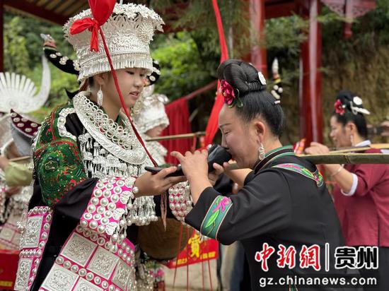 苗家大牛角拦门敬酒。吴倩摄 苗家大牛角拦门敬酒。吴倩摄