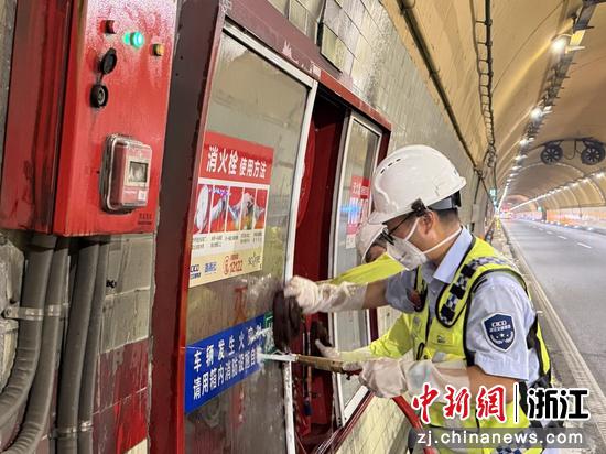猫狸岭隧道巡检员黄强在清洗隧道消防箱。浙江交通集团高速公路台州管理中心 供图 猫狸岭隧道巡检员黄强在清洗隧道消防箱。浙江交通集团高速公路台州管理中心 供图