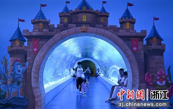 图为：市民在水族公园内纳凉、参观。王刚 摄