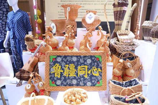 柳编作品《鲁疆同心》。胡杨网记者 李雨浪 摄
