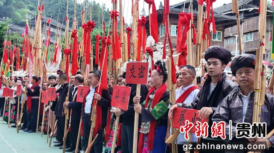 村寨队伍集中开幕式现场。吴倩摄 村寨队伍集中开幕式现场。吴倩摄