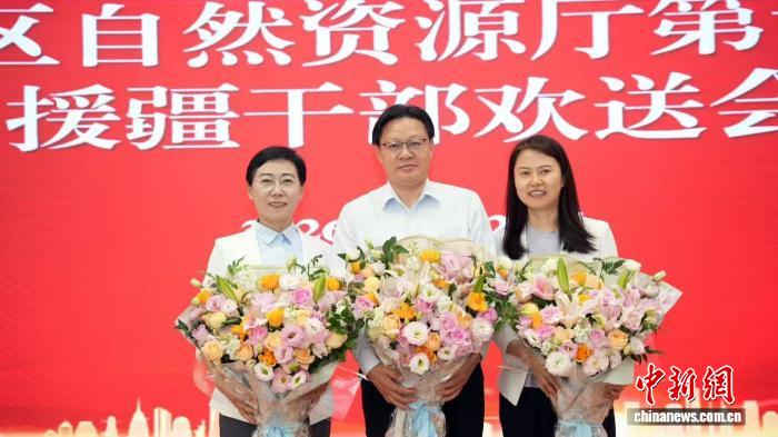 图为王尧(右一)与援疆同事合影。受访者供图