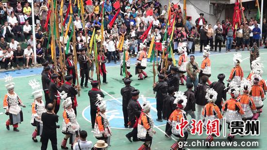 村寨队伍在采鼓场进行表演芦笙。张诗南摄 村寨队伍在采鼓场进行表演芦笙。张诗南摄