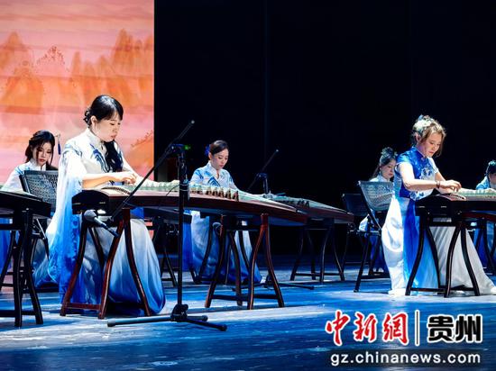 彭博摄