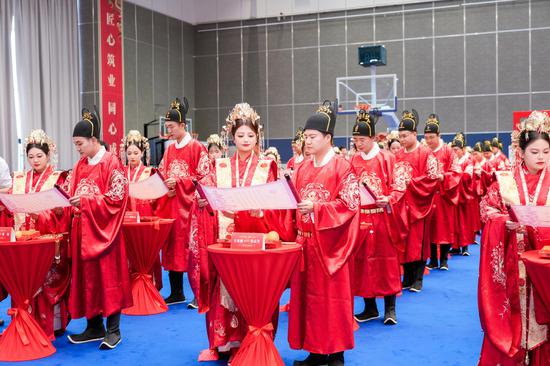 7.新人集体诵读新婚誓词