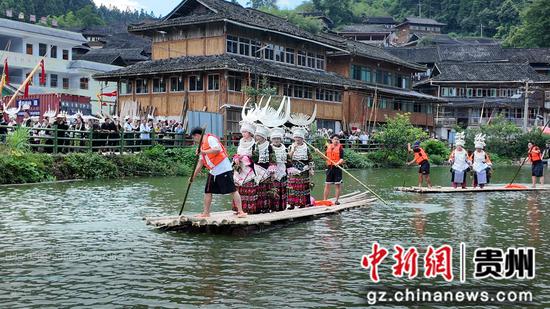 特色水上竹排队歌。张锦摄 特色水上竹排队歌。张锦摄