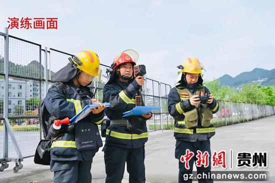侦察员利用热成像仪持续监控罐壁温度。