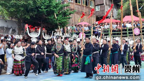 村寨队伍在采鼓场进行表演芦笙。吴倩摄 村寨队伍在采鼓场进行表演芦笙。吴倩摄