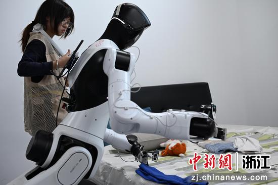 7月30日,浙江清华柔性电子技术研究院,具身智能机器人在模拟家居环境中练习整理家务。中新社记者 满会乔 摄 7月30日,浙江清华柔性电子技术研究院,具身智能机器人在模拟家居环境中练习整理家务。中新社记者 满会乔 摄