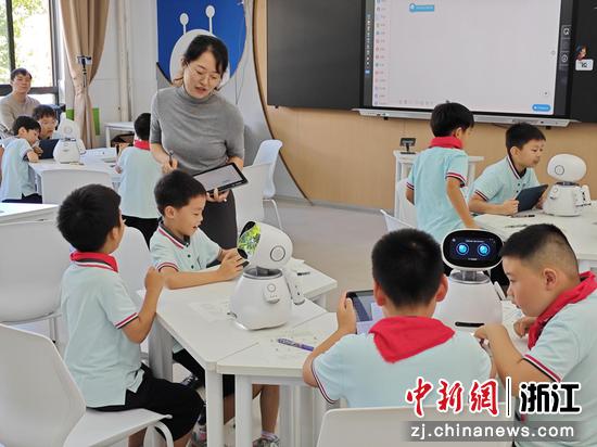 浣东街道城新小学校长俞碧文设计的《让小飞能“听”会“说”》课堂场景。（资料图，诸暨市教育技术中心供图）
