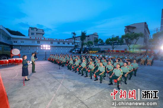 图为：文艺汇演现场氛围浓厚。熊文杰 摄