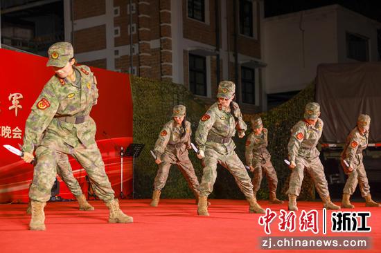 图为：战术展示《捕俘拳 捕俘刀》。熊文杰 摄
