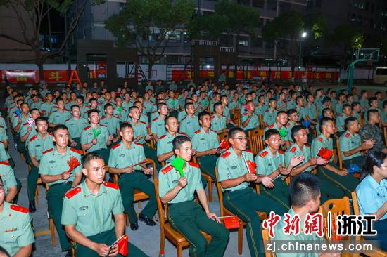 图为：文艺汇演现场氛围浓厚。熊文杰 摄
