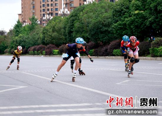 8月1日，运动员在贵州省黔西市参加轮滑公路赛。陈颖 摄