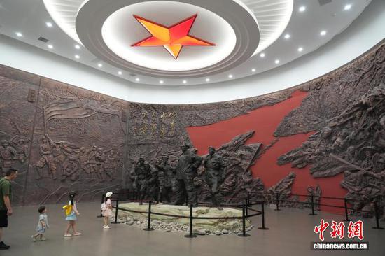 图为8月1日，家长带着孩子在四渡赤水纪念馆参观。石小杰 摄