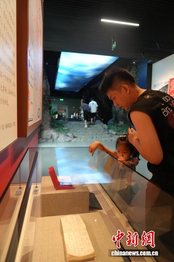 图为8月1日，家长带着孩子在四渡赤水纪念馆参观。石小杰 摄