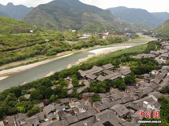 图为8月1日，航拍贵州习水土城古镇一隅。石小杰 摄