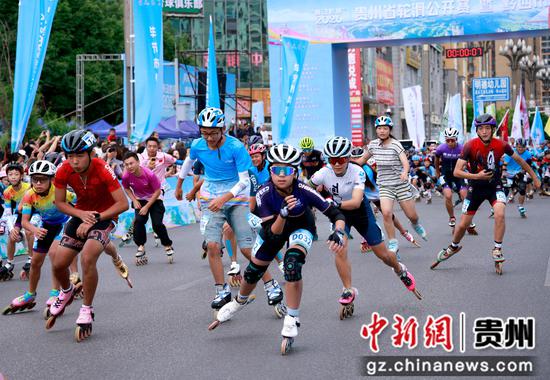 8月1日，运动员在贵州省黔西市参加轮滑公路赛。陈颖 摄