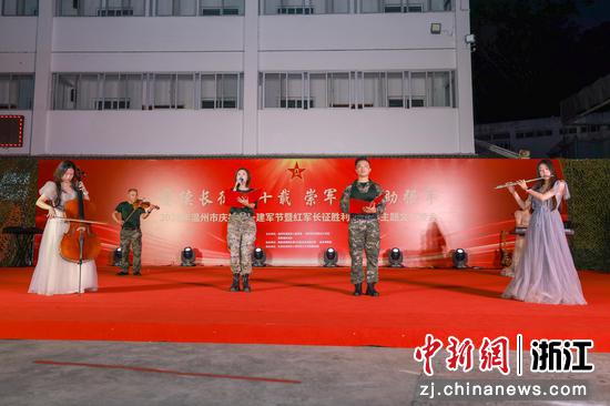图为：情景朗诵《九秩长征山河作答》。熊文杰 摄