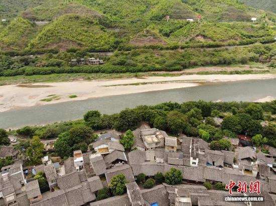 图为8月1日，航拍贵州习水土城古镇一隅。石小杰 摄
