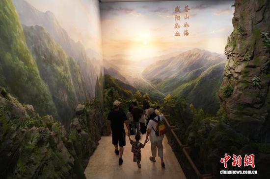 图为8月1日，家长带着孩子在四渡赤水纪念馆参观。石小杰 摄