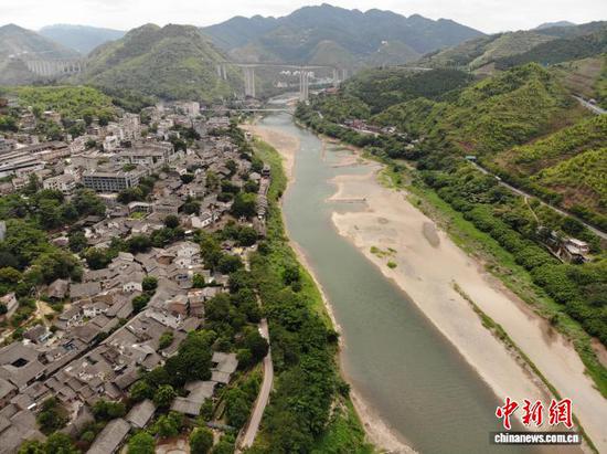 图为8月1日，航拍贵州习水土城古镇一隅。石小杰 摄