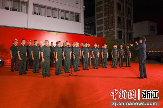 图为：男声合唱团唱响经典红歌。熊文杰 摄