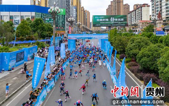 8月1日，运动员在贵州省黔西市参加轮滑公路赛。陈颖 摄