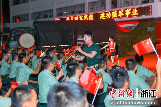 图为：萨克斯舞蹈《红旗飘飘》。熊文杰 摄