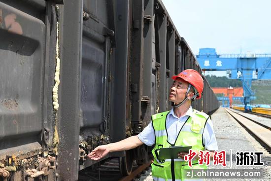 永康东站货运员丁启礼检查车辆装载状态。章培蕾 摄 永康东站货运员丁启礼检查车辆装载状态。章培蕾 摄