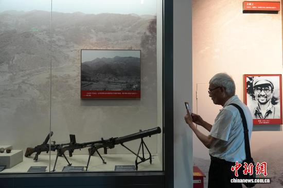图为8月1日，民众在四渡赤水纪念馆内拍照。石小杰 摄