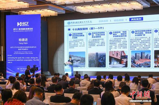 南开大学中国式现代化发展研究院研究员、旅游与服务学院副院长杨德进发布《天津国际消费中心城市建设五年实践报告》，系统梳理五年来天津培育建设国际消费中心城市的阶段性成效、典型经验与发展路径。记者 佟郁 摄
